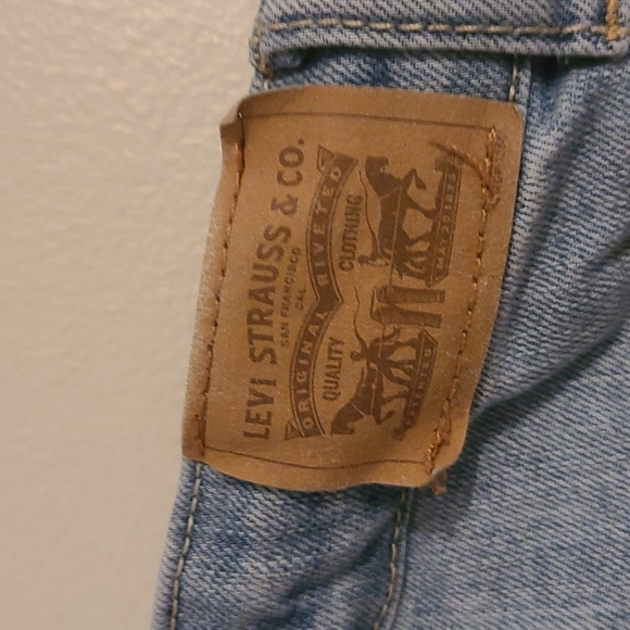 Girls Light Wash Levis - Picture 6 of 8